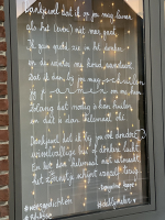 Handlettering op ramen en deuren